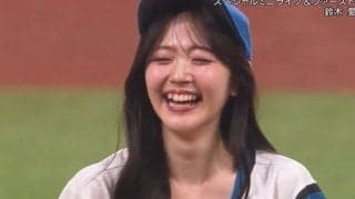 おなかチラリ＆ミニスカ姿の人気モデルが華麗な一投　2日続けて北海道に現れた“美女”にファン虜