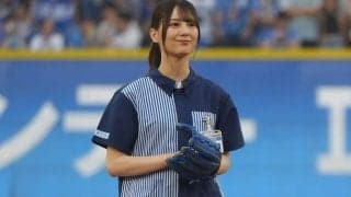 日向坂46・小坂菜緒さんが2年連続ノーバウンド投球　可憐な“制服姿”に大歓声