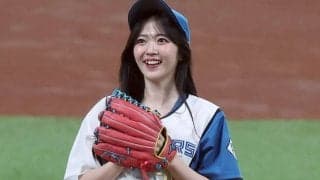 おなかチラリからのキュートな笑顔が「クッソかわいい」　ミニスカ美女にファン虜「全部最高」