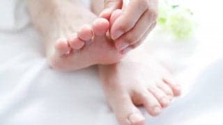 睡眠中に足がつるのはなぜ？「こむら返り」防止につながる食べ物も紹介