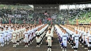 高校野球香川大会の開会式、36チームの球児らが元気よく行進