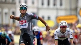 マチュー・ファンデルプールが上りスプリントを制してマイヨ・ジョーヌ！　ポガチャルとヴィンゲゴーもボーナスタイムをゲット｜ツール・ド・フランス2025 レースレポート：第2ステージ