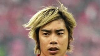 ｢ブラック純也〜｣｢黒髪だと若く見える｣イメチェン伊東純也のクラブハウス到着＆挨拶シーンが話題！ 去就注目の中｢good｣と上機嫌｢安定の寝グセ可愛い｣の声