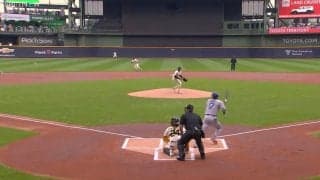 球場騒然！ 大谷翔平、ボテボテのゴロで“まさかの展開”「笑ってるやん」「これはw」相手野手が混乱する“予想外の一打”