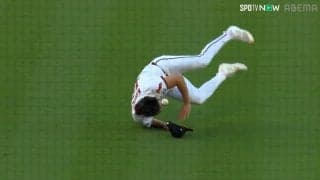 一体何があった！？エンゼルス菊池雄星がマウンド上で派手にすってんころりん！捕球できずにガックリ顔