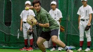 捕球→送球が遅くて「アウトが取れない」ワケ　内野守備で重視したい…握り替えの“前動作”