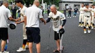 最後の夏の初戦、初回に突然のけがで涙　佐世保工の山下主将