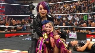 日本人女子タッグ、劇的復活で“謎”ダンス披露「ほぼコウメ太夫」「テンションが…」困惑のツッコミ