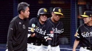 鷹・牧原大成が途中交代　左ひじに死球で悶絶…プレー続行も守備から退く、場内騒然