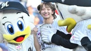 白ミニスカがふわり…“ガチ勢美女”が赤面投球　球場に舞い降りた天使に興奮