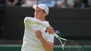 シナー、右肘を気にする素振りも世界10位シェルトンを撃破し2年ぶり4強！準決勝でジョコビッチと対戦「タフな挑戦になる」[ウィンブルドン]