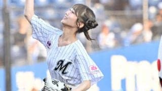 白ミニスカで豪快足上げ「可愛すぎた」　美女のド緊張投球…照れ笑いに「マジ天使」