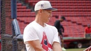 ムキムキすぎる吉田正尚の腕…同僚が着用した珍Tシャツ　ファン羨望「配布してくれ」