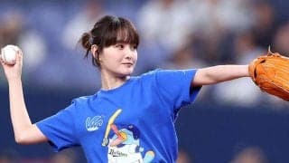 “朝ドラ清純女優”の登場に京セラ沸く　爽やか衣装＆お団子ヘア、投球結果に思わず笑顔