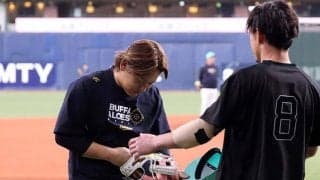 オリ宮城、死球当てた牧原大に謝罪　患部にはテーピング…歩み寄り頭を下げる