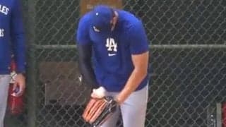 大谷翔平が突如“心肺蘇生”!?　ブルペンで笑顔の猛プッシュ…発動したおまじない