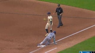 ウソでしょ…？ ド軍野手に“まさかのハプニング”「ぶっ壊れた？」 気迫のヘッドスライディング直後に“緊急事態”… ファン騒然