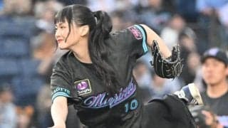 超人気アイドルが“暴投”に頭抱え「あああー」　黒髪ポニテ姿でペコリ笑顔…場内魅了