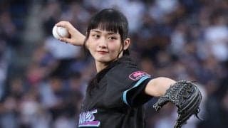「顔小さすぎ」マウンドに現れた19歳美女にSNS驚愕　大暴投で絶叫も「すべてがかわいい」