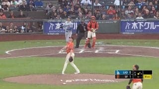 大谷翔平、衝撃の“海まで飛ばす”場外ホームランでボールが争奪戦に…ボートに乗ったファンが「泳いでキャッチ」大盛り上がりの一部始終