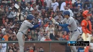 大谷翔平、衝撃の場外ホームランを絶好調の“弟分”と祝福…頭ぽんぽん→ベンチで“追いお辞儀”ほっこりやりとりが話題