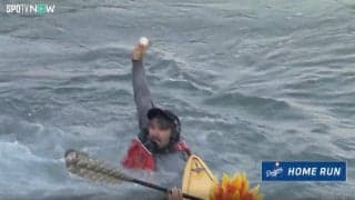 海に“決死のダイブ”！ 場外ファンが大谷着水弾を“神キャッチ”「寒いだろw」 ボール捕獲直後のリアクションが話題に「獲ったどー！」