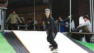 雪滑る感触、夏でも　スノーボーダー岡本圭司さんらが人工芝開発