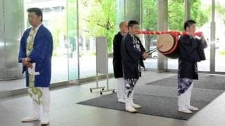 大相撲名古屋場所初日を前に、触れ太鼓が街中に