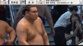 「懸賞やば」「一体いくら？」横綱・豊昇龍が1勝で受け取った懸賞金「座布団何枚分よ」分厚く重なる様子に騒然