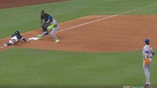 何が起きた…？ 千賀滉大の送球で“まさかのハプニング”「大丈夫かよ」走者が動けなくなる「マジ痛そう…」