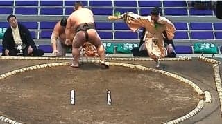 これはスゴイ…行司が咄嗟の“瞬間”移動 華麗な土俵裁きが話題「あぶなっ」「素早い」「よく避けた」驚きの声