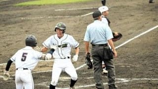 強豪を相手に先制の二塁打を放つ　袖ケ浦の波多野大晴主将