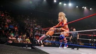 「こんなの見たこと無い」女子レスラー、超精密“ロープをすり抜ける”低空タックルに観客騒然「凄すぎる」