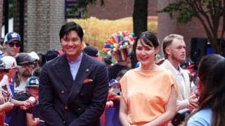 大谷翔平、濃紺スーツは「妻の色に合わせて」　桃をイメージ…真美子夫人と登場