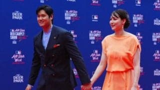大谷翔平、真美子夫人と手をつなぎレッドカーペット登場　濃紺スーツにオレンジドレス…先頭登場に大歓声