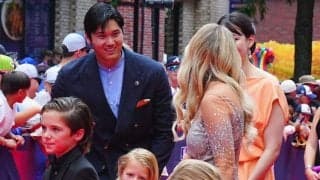 大谷翔平が身をかがめ…敵軍投手の息子に“神対応”　真美子夫人の横で見せた気遣い