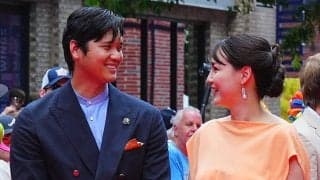 大谷翔平、真美子夫人の手を握り笑顔　キラリ輝く指輪…ド軍が寄り添う2人の写真を公開