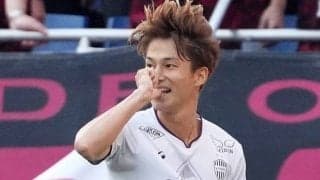 ｢お肌白くて綺麗｣｢ベビちゃんムスッとすごい｣J1神戸MF井出遥也の元E-girls美人妻、“胸元のタトゥー”チラ見え水着姿で沖縄満喫！娘のプールデビュー報告