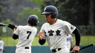 素手でバットをぬぐい手渡す　仲間に託された背番号19