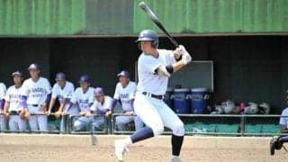 最初で最後の打席に立ち、バットを振り切る　小倉工・轟木麻秀呂主将