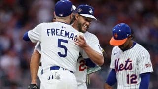 「この歓声を聞いてくれ」ド軍カーショーの“粋な降板シーン”にファン感涙 フリーマンと笑顔で抱擁…球場誰もがスタオベの圧巻光景