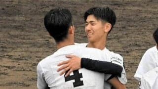 途中登板で敗れた伊予の新野蒼生主将、整列後には相手の主将と抱擁