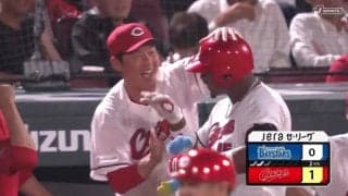 リアクションがかわいい… 鯉の大砲、覚醒の一発！打った瞬間のロケットアーチにベンチの新井監督も思わずニッコリ「新井さん嬉しそうw」