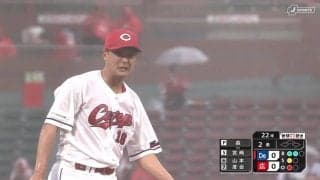 「珍しいな」大雨の広島…スタジアムでまさかの光景！滑り止めも意味がない豪雨に「これじゃ野球できませんw」