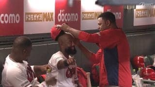 「ほんとかわいいんよwww」試合中に見せたまさかのほっこりシーン！広島の助っ人外国人と通訳のじゃれ合いにファン反応「大谷翔平並に嫌われる理由ない」