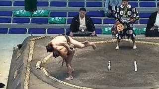 土俵下で“笑ってはいけない”状態が発生「親方ツボってる」見事な掛け投げが招いた“ほっこり珍事”
