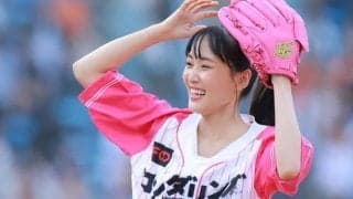 神宮に降臨の女神が「超絶可愛いんですが！！」マウンドで“ぴょんぴょん”　ノーバンでいけるようにも「本番は緊張しちゃって…」