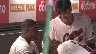 「コミュ力高すぎやろ」ドミニカン2人の“コント”に大爆笑する広島・末包昇大「何言うてるんかわかるんかな」ファンもツッコミ