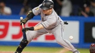 巨人・泉口友汰のバント失敗に「5番でしょ」“懲罰交代”に疑問の声　意気消沈する26歳を慰めるベテランに「優しすぎ」