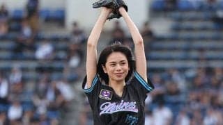 173センチ人気モデルがZOZO降臨　抜群スタイル…へそ出しユニで豪快足上げ投球